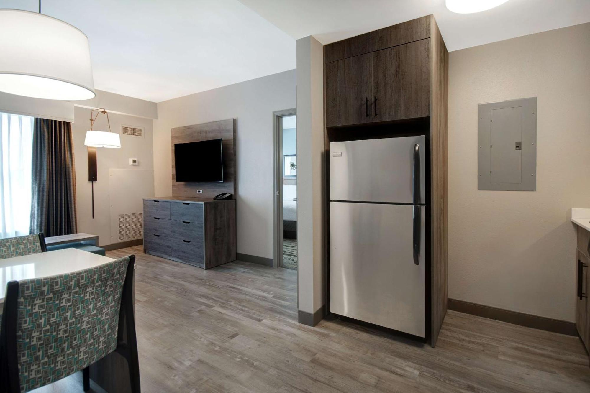 Two Bedroom Suite One King Two Queen Beds Non-Smoking,1551633679:JPEG